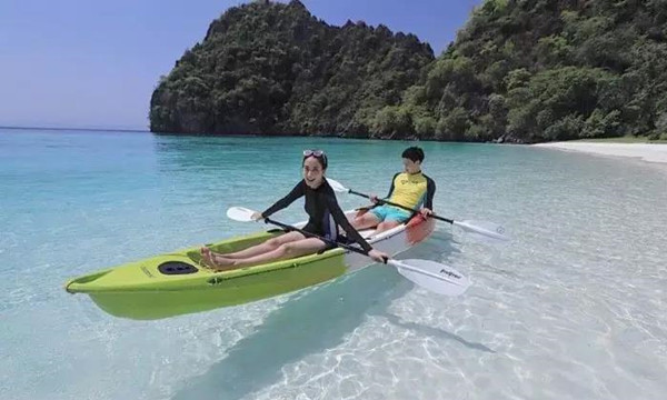 泰国当红女星Taew和圈外男友海边度假，甜蜜撒狗粮8.jpg
