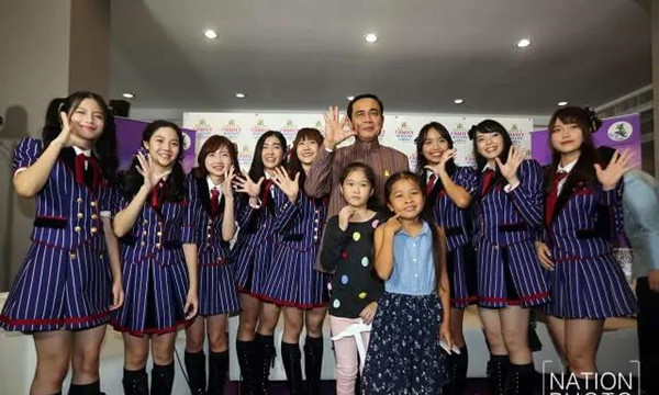 巴育总理和泰国国民BNK48女团共舞，画风超可爱5.jpg