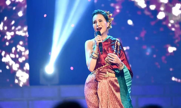 67岁泰国乌汶叻公主献唱《恋爱幸运曲奇》，气氛高涨引全场共舞7.jpg