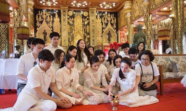 人美心善！泰国当红女星Aum现身寺庙做功德3.jpg