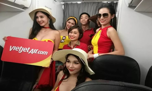 泰国越捷航空：性感泳装美女免费服务2.jpg