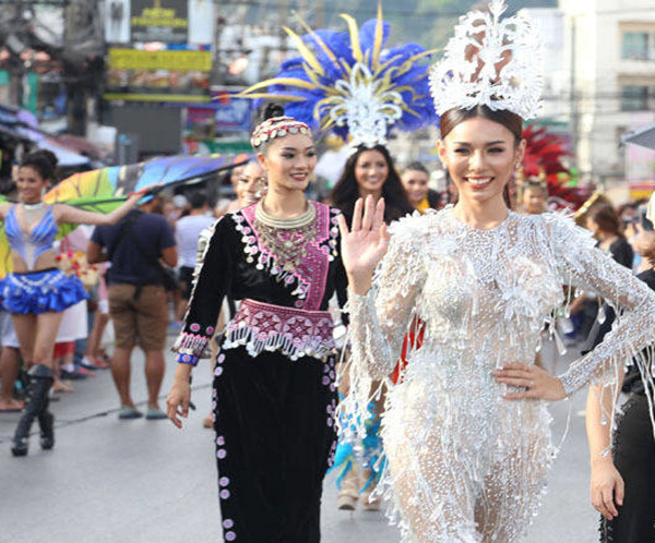 77位泰国环球佳丽普吉当街走秀，引大批游客围观7.jpg