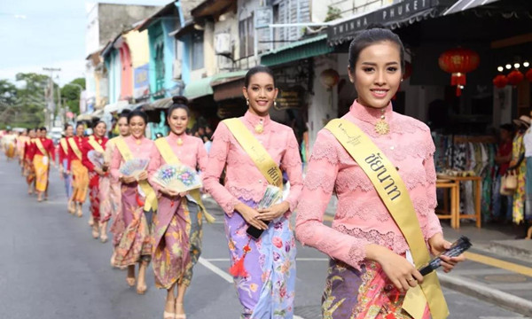 77位泰国环球佳丽普吉当街走秀，引大批游客围观1.jpg