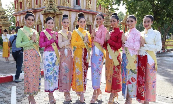 77位泰国环球佳丽普吉当街走秀，引大批游客围观.jpg