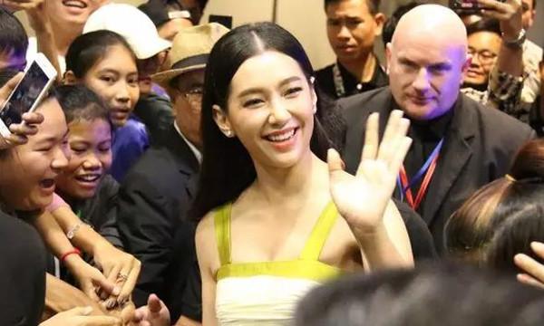 泰国当红女星Bella亮相柬埔寨，还和太后了合影！！！