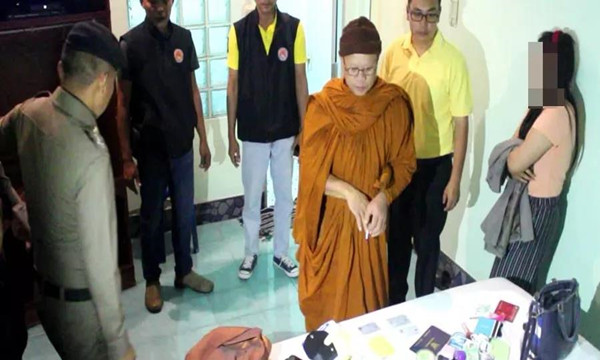 泰国僧人带女子开房被抓1.jpg