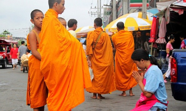 在泰国，为什么女性不能触碰僧侣？1.jpg