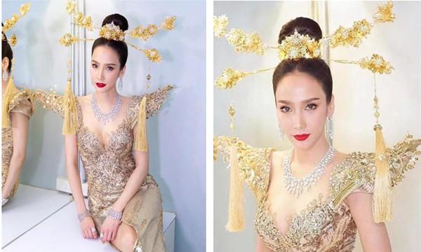 泰国一姐Aump“凤袍”亮相新春活动，佩戴珠宝价值8800万