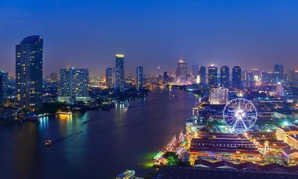 去泰国旅游，曼谷乘船夜游湄南河一定会让你印象深刻！