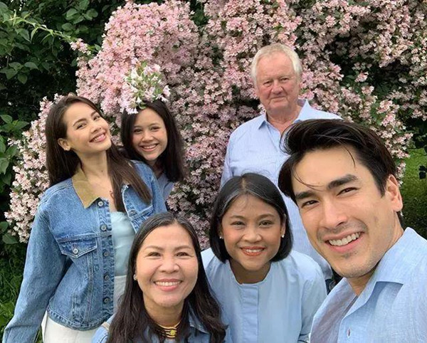 泰國女星yaya和男友nadech回挪威度假雙方家長齊亮相