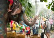 今年泰国的泼水节照常举行