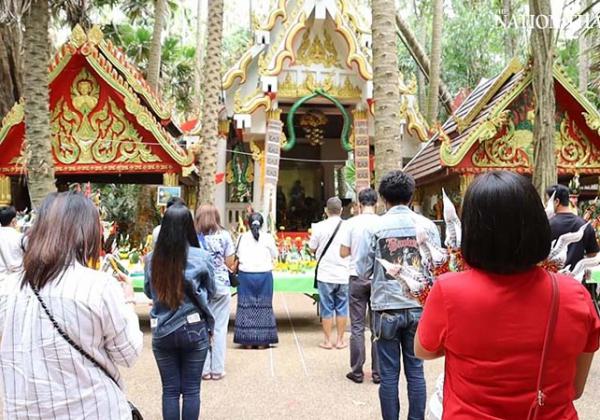 泰国乌隆他尼的寺庙开放，成千上万游客返回