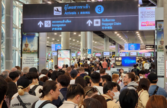 游客暴增！泰国素万那普机场快被挤爆了