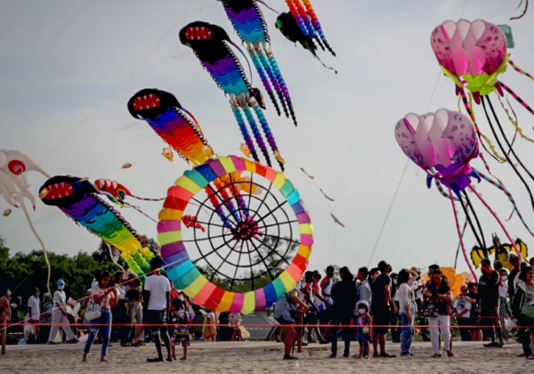 泰国国际风筝节重新飘扬爱的风筝