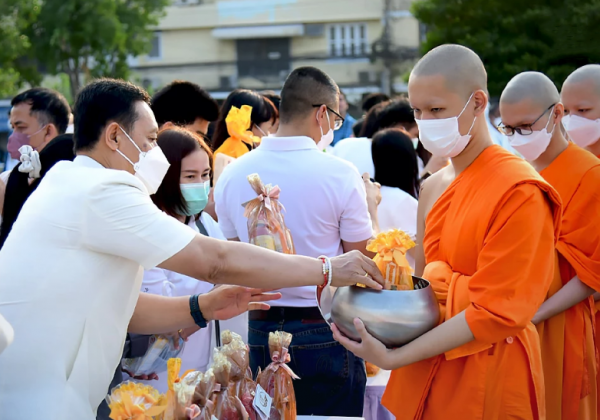 曼谷举办布施仪式来纪念Makha Bucha节