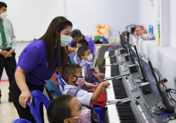 曼谷学校试行“音乐游戏化”，教孩子们演奏乐器