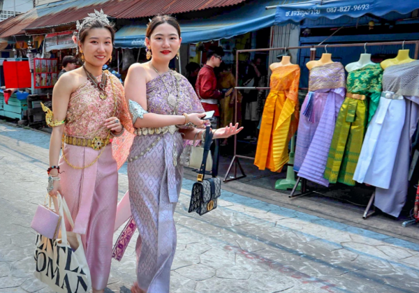 宋干节期间，游客对泰国传统服饰的需求激增