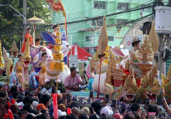 曼谷孟族社区庆祝古老的孟族宋干节活动